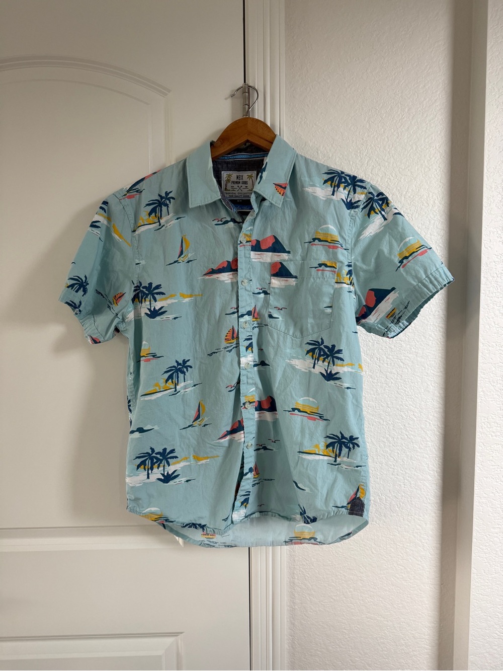 Men’s medium MBX premium tropical paradise Blue Tropical Short-Sleeve Shirt